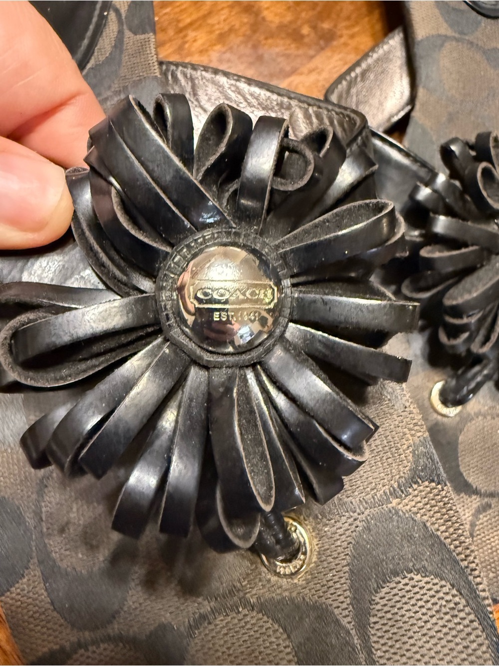 Coach Womens 8.5 M Suki Fringe Flower Sandals A8123 Skye Patent Black/Chesnut - Picture 9 of 9